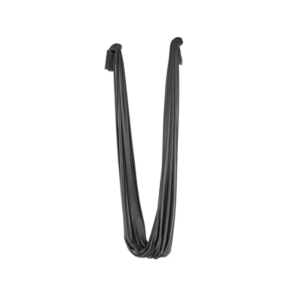 Eine schwarze Luft-Yoga-Hängematte aus weichem, dehnbarem Stoff ist an zwei Punkten aufgehängt, die eine U-Form bilden, vor einem schlichten weißen Hintergrund.