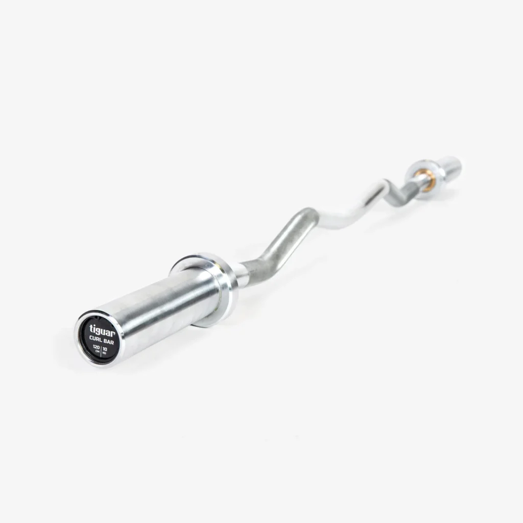 Eine silberne Curl-Hantel aus Metall mit abgewinkelten und strukturierten Griffen ist auf einem schlichten weißen Hintergrund abgebildet. Auf der Endkappe steht tiguar CURL BAR 120.