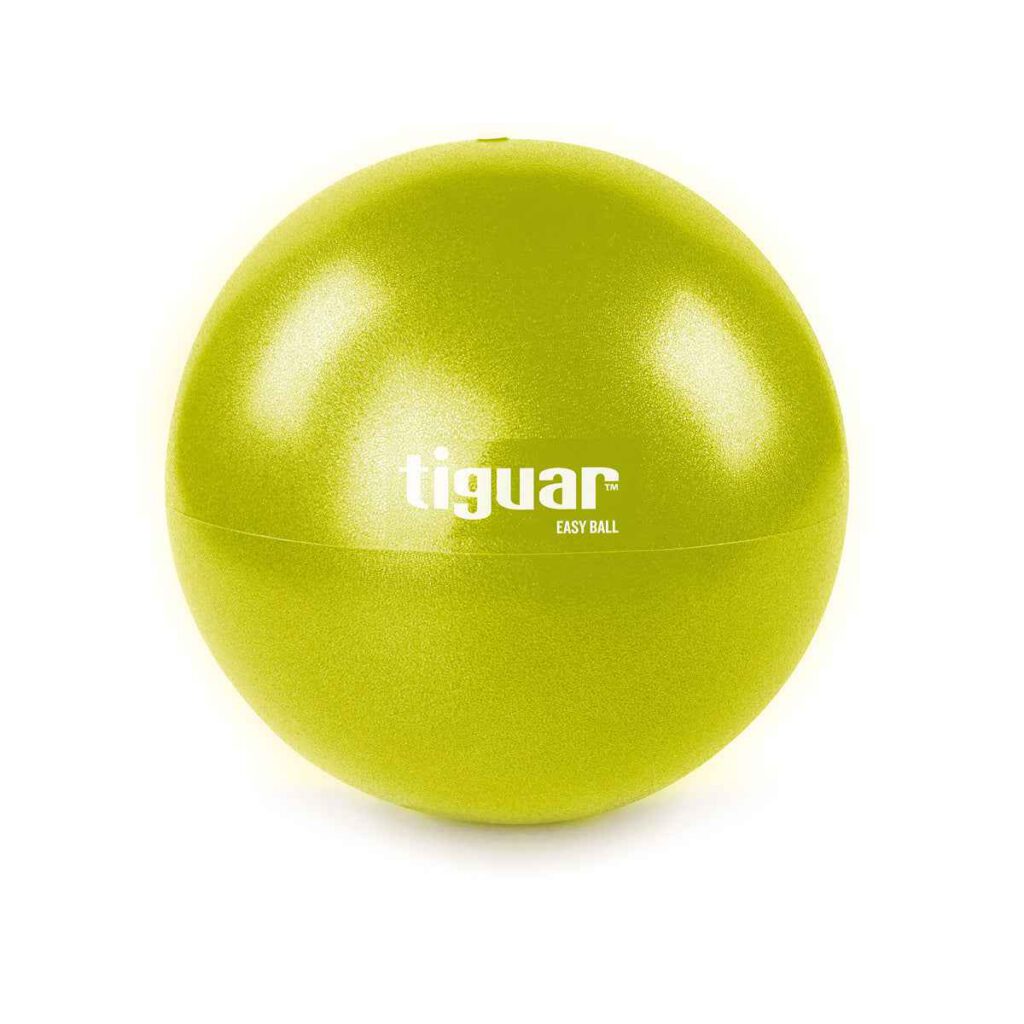 Ein leuchtend grüner Übungsball mit glänzender Oberfläche und dem Markennamen tiguar easy ball in weißer Schrift auf der Vorderseite. Der Ball ist vor einem schlichten weißen Hintergrund platziert.