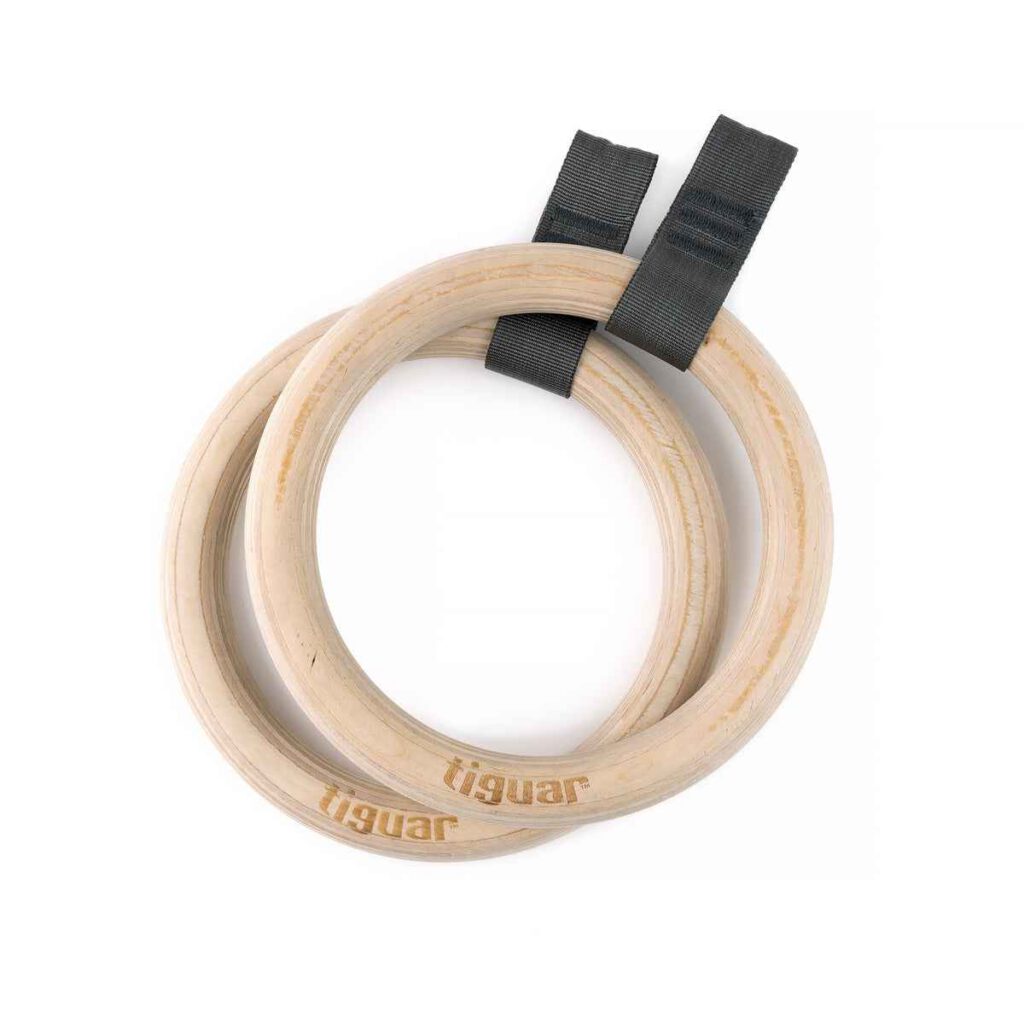 Zwei hölzerne Gymnastikringe mit schwarzen Bändern, die sich auf weißem Hintergrund überlappen. Der Markenname tiguar ist auf jedem Ring aufgedruckt.