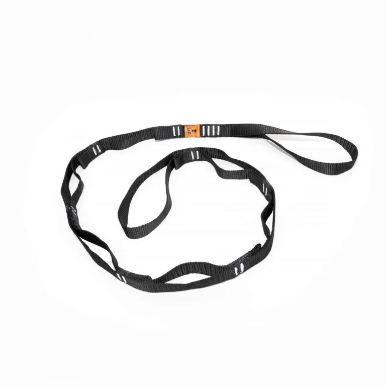 Ein schwarzes Nylonband mit mehreren vernähten Schlaufen und einem kleinen orangefarbenen Etikett, das in einer losen Spirale auf weißem Hintergrund angeordnet ist.
