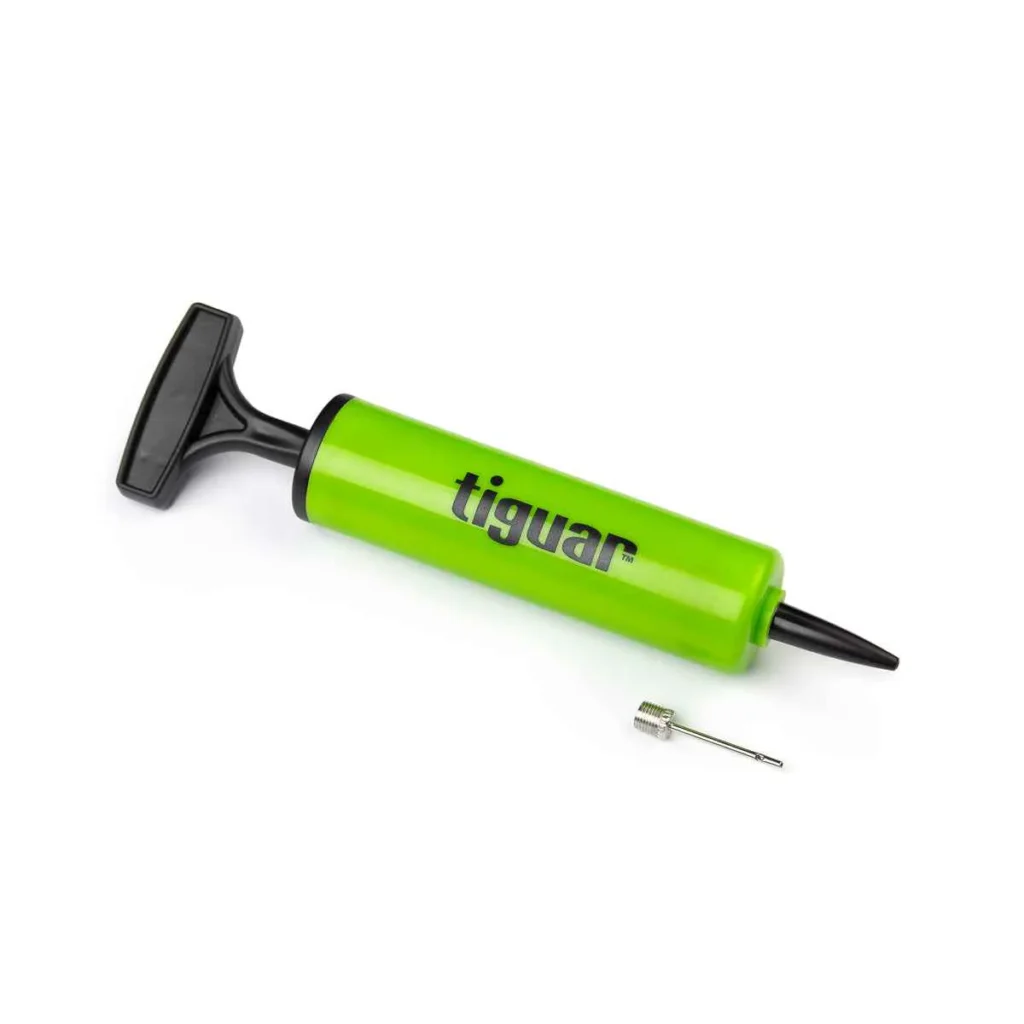 Eine grüne Handluftpumpe mit schwarzem Griff und Düse, beschriftet mit "Tiguar". Unter der Pumpe befindet sich ein separater Nadelaufsatz aus Metall auf weißem Hintergrund.