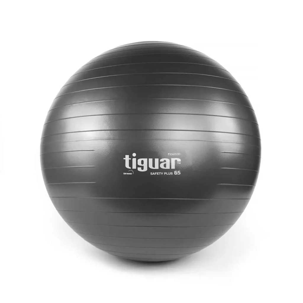 Ein großer, grauer Gymnastikball mit horizontalen Rillen und dem Markennamen tiguar sowie dem Aufdruck SAFETY PLUS 65 in weißer Schrift auf der Vorderseite vor weißem Hintergrund.