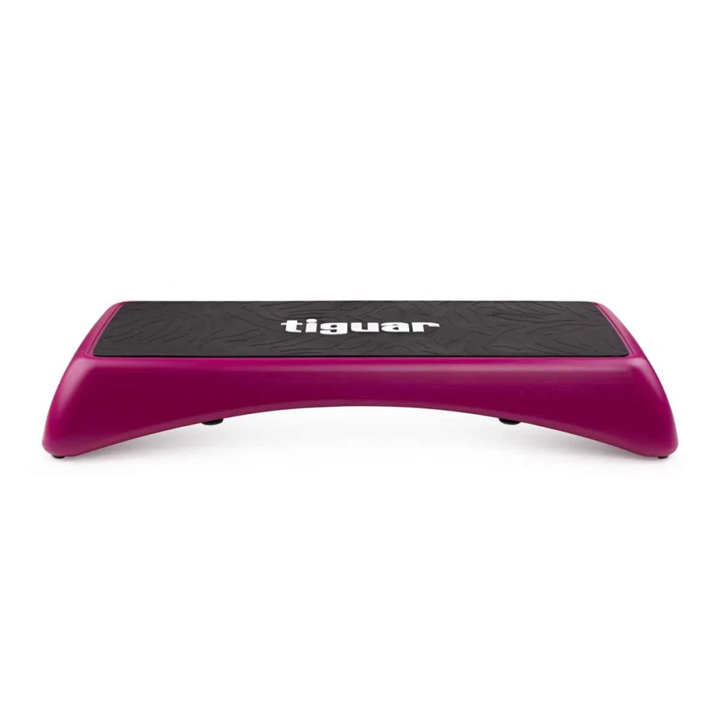 Ein violett-schwarzes, rechteckiges Fitness-Stufenpodest mit dem Markennamen tiguar auf der Oberseite, konzipiert für Aerobic-Übungen.